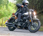 Motocicleta marca Carabela modelo Islo Black Wing 250 cc lateral y ambientada