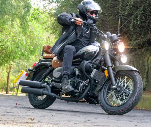 Motocicleta marca Carabela modelo Islo Black Wing 250 cc lateral y ambientada