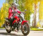 Motocicleta marca Carabela modelo Islo Mutant 250 cc lateral y ambientada