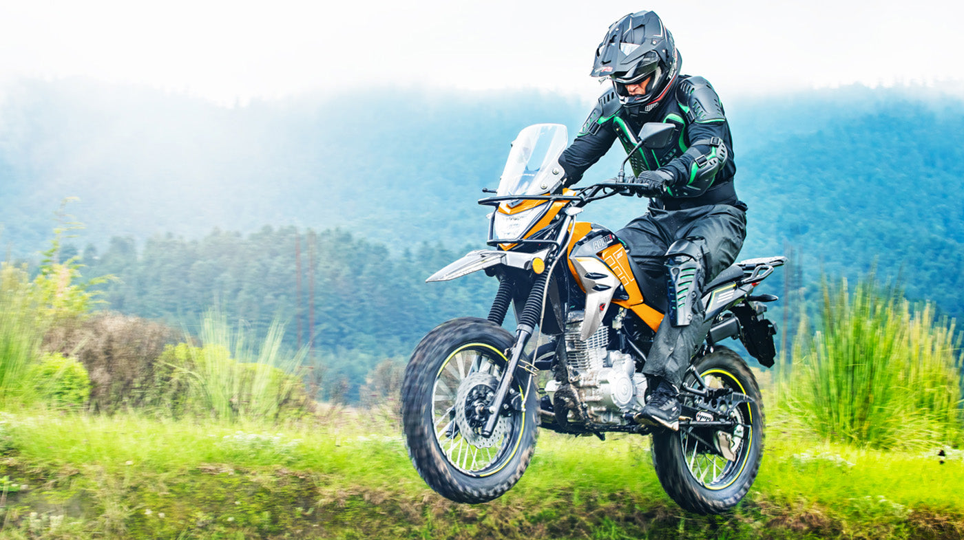 Motocicleta marca Carabela modelo Route Sonora 200 cc Lateral y ambiente